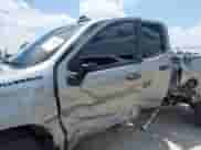 2025 Chevrolet Silverado 1500 z VIN 1GCRKBEK0SZ264681, wystawiony jako IAAI lot #42570981 z przebiegiem 4 783 mil mil oraz . Historia ofert i sprzedaży dostępna na DreamBid. Obrazek 6.