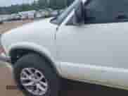 1998 Chevrolet Blazer LS z VIN 1GNDT13W8W2221235, wystawiony jako IAAI lot #42306008 z przebiegiem 245 556 mil mil oraz . Historia ofert i sprzedaży dostępna na DreamBid. Obrazek 12.