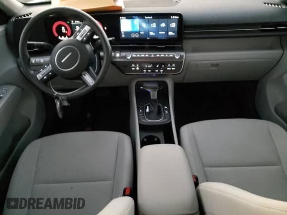 2024 Hyundai Kona SEL z VIN KM8HBCAB9RU146803, wystawiony jako Copart lot #81850764 z przebiegiem 19 927 mil mil oraz Czysty tytuł • Clean title. Historia ofert i sprzedaży dostępna na DreamBid. Obrazek 8.