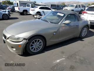 2005 BMW Z4 2.5i z VIN 4USBT33525LS53555, wystawiony jako Copart lot #66960445 z przebiegiem 219 434 mil mil oraz Czysty tytuł • Clean title. Historia ofert i sprzedaży dostępna na DreamBid. Obrazek 1.