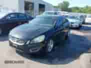 2013 Volvo S60 T5 Premier z VIN YV1612FS0D1213942, wystawiony jako IAAI lot #42667474 z przebiegiem 175 094 mil mil oraz . Historia ofert i sprzedaży dostępna na DreamBid. Obrazek 2.