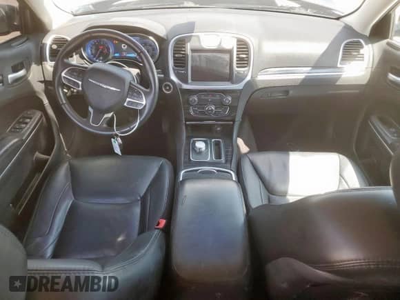 2017 Chrysler 300 Limited z VIN 2C3CCARG4HH534267, wystawiony jako Copart lot #61595545 z przebiegiem 131 675 mil mil oraz Czysty tytuł • Clean title. Historia ofert i sprzedaży dostępna na DreamBid. Obrazek 8.