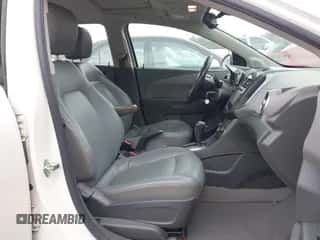 2015 Chevrolet Sonic LTZ z VIN 1G1JE6SB3F4169236, wystawiony jako IAAI lot #43289189 z przebiegiem 123 994 mil mil oraz . Historia ofert i sprzedaży dostępna na DreamBid. Obrazek 5.