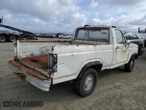 1986 Ford F-150 z VIN 1FTEF14N4GPB75627, wystawiony jako Copart lot #68847924 z przebiegiem 50 979 mil mil oraz Szkoda całkowita • Salvage title. Historia ofert i sprzedaży dostępna na DreamBid. Obrazek 3.