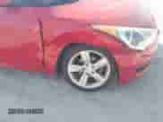 2013 Hyundai Veloster w/Gray Int z VIN KMHTC6AD7DU157057, wystawiony jako IAAI lot #43192334 z przebiegiem 120 938 mil mil oraz . Historia ofert i sprzedaży dostępna na DreamBid. Obrazek 6.