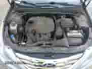 2012 Hyundai Sonata SE z VIN 5NPEC4AC7CH395590, wystawiony jako IAAI lot #43061873 z przebiegiem 135 682 mil mil oraz . Historia ofert i sprzedaży dostępna na DreamBid. Obrazek 10.