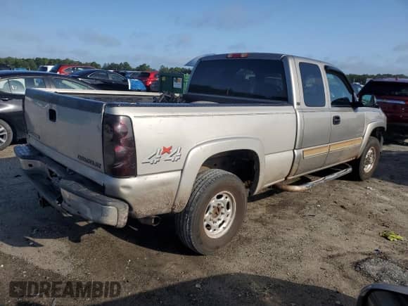 2003 Chevrolet Silverado 2500 LS z VIN 1GCGK29UX3Z213077, wystawiony jako Copart lot #58804425 z przebiegiem Nie podano mil oraz Szkoda całkowita • Salvage title. Historia ofert i sprzedaży dostępna na DreamBid. Obrazek 3.