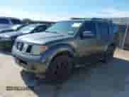2005 Nissan Pathfinder SE z VIN 5N1AR18U75C716208, wystawiony jako IAAI lot #42449063 z przebiegiem 166 108 mil mil oraz . Historia ofert i sprzedaży dostępna na DreamBid. Obrazek 2.