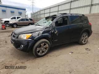 2010 Toyota RAV4 Sport z VIN JTMRK4DV0A5095727, wystawiony jako Copart lot #59627115 z przebiegiem 157 950 mil mil oraz Szkoda całkowita • Salvage title. Historia ofert i sprzedaży dostępna na DreamBid. Obrazek 1.
