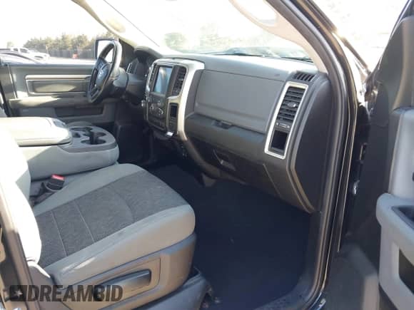 2019 Ram 1500 Big Horn z VIN 1C6RR7LT3KS534975, wystawiony jako IAAI lot #41861566 z przebiegiem 61 758 mil mil oraz . Historia ofert i sprzedaży dostępna na DreamBid. Obrazek 5.