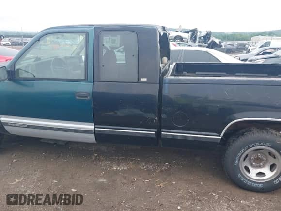 1997 Chevrolet Silverado 1500 z VIN 1GCEC19W5VE263332, wystawiony jako IAAI lot #42400176 z przebiegiem 141 078 mil mil oraz . Historia ofert i sprzedaży dostępna na DreamBid. Obrazek 14.