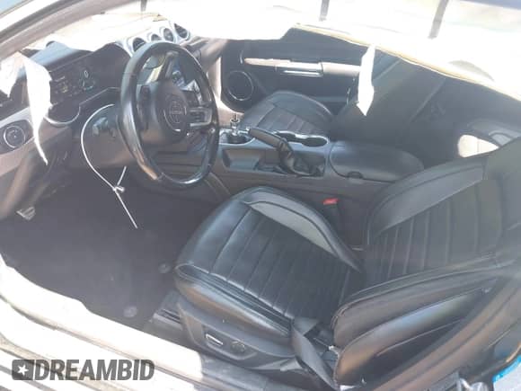 2019 Ford Mustang Bullitt z VIN 1FA6P8K07K5505515, wystawiony jako IAAI lot #42477035 z przebiegiem 53 950 mil mil oraz . Historia ofert i sprzedaży dostępna na DreamBid. Obrazek 5.