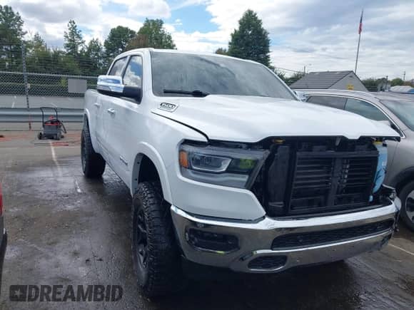 2022 Ram 1500 Laramie z VIN 1C6SRFJT1NN380915, wystawiony jako IAAI lot #43357111 z przebiegiem 34 828 mil mil oraz . Historia ofert i sprzedaży dostępna na DreamBid. Obrazek 1.