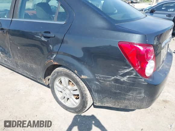 2015 Chevrolet Sonic LT с VIN 1G1JC5SB7F4186010, выставлен на аукционе IAAI как лот 42090389 с пробегом 135 091 миль миль и . История ставок и продаж доступна на DreamBid. Изображение 14.