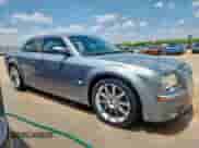 2006 Chrysler 300 C SRT-8 z VIN 2C3LA73W36H377854, wystawiony jako Copart lot #61070615 z przebiegiem 260 778 mil mil oraz Czysty tytuł • Clean title. Historia ofert i sprzedaży dostępna na DreamBid. Obrazek 4.