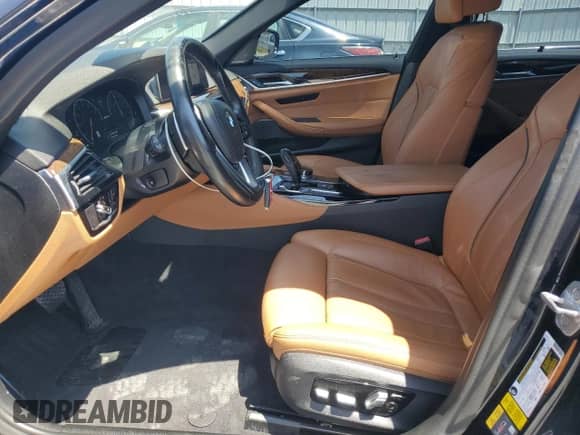 2019 BMW 5 Series 530e xDrive z VIN WBAJB1C56KB375522, wystawiony jako Copart lot #61953645 z przebiegiem 81 216 mil mil oraz Czysty tytuł • Clean title. Historia ofert i sprzedaży dostępna na DreamBid. Obrazek 7.