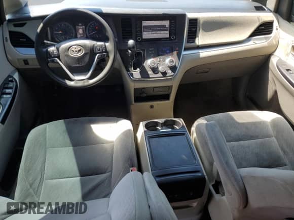 2018 Toyota Sienna LE Auto Access Seat z VIN 5TDKZ3DCXJS903114, wystawiony jako Copart lot #68462915 z przebiegiem 92 385 mil mil oraz Czysty tytuł • Clean title. Historia ofert i sprzedaży dostępna na DreamBid. Obrazek 8.