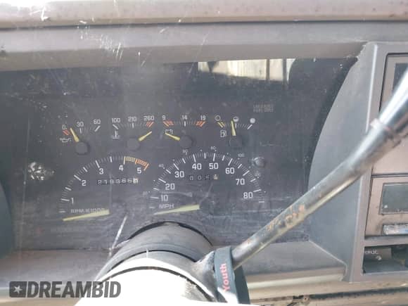 1993 Chevrolet Suburban z VIN 1GNFK16K2PJ374866, wystawiony jako IAAI lot #42495641 z przebiegiem 219 366 mil mil oraz . Historia ofert i sprzedaży dostępna na DreamBid. Obrazek 7.