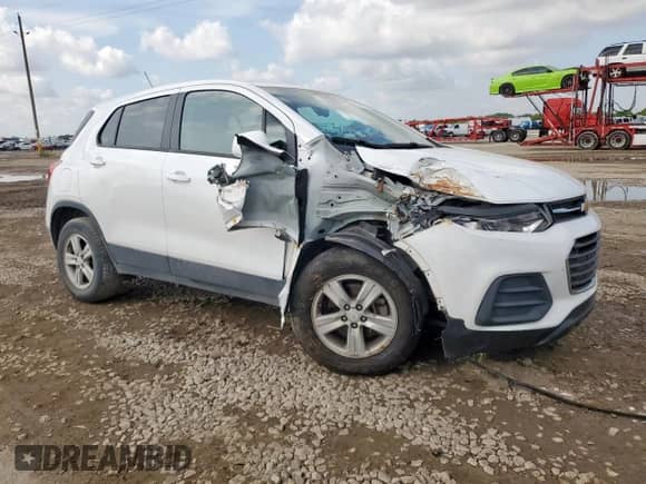 2022 Chevrolet Trax LS z VIN KL7CJNSM9NB538552, wystawiony jako Copart lot #70945105 z przebiegiem 95 182 mil mil oraz Szkoda całkowita • Salvage title. Historia ofert i sprzedaży dostępna na DreamBid. Obrazek 4.