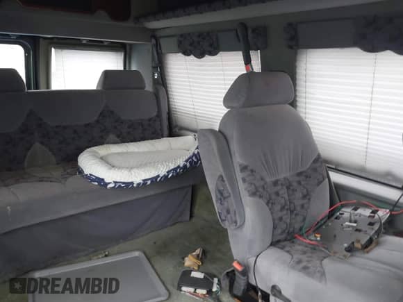 2002 Ford Econoline Cargo Recreational z VIN 1FDRE14W92HA04898, wystawiony jako IAAI lot #42014135 z przebiegiem 148 757 mil mil oraz . Historia ofert i sprzedaży dostępna na DreamBid. Obrazek 8.