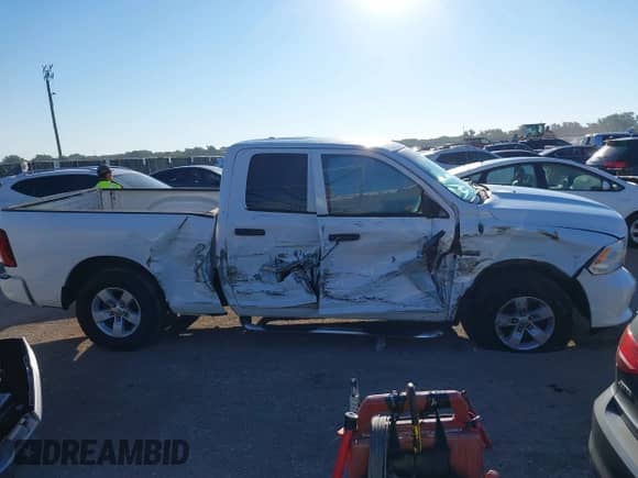 2017 Ram 1500 Tradesman z VIN 1C6RR6FT3HS590509, wystawiony jako IAAI lot #43129190 z przebiegiem 88 429 mil mil oraz . Historia ofert i sprzedaży dostępna na DreamBid. Obrazek 13.