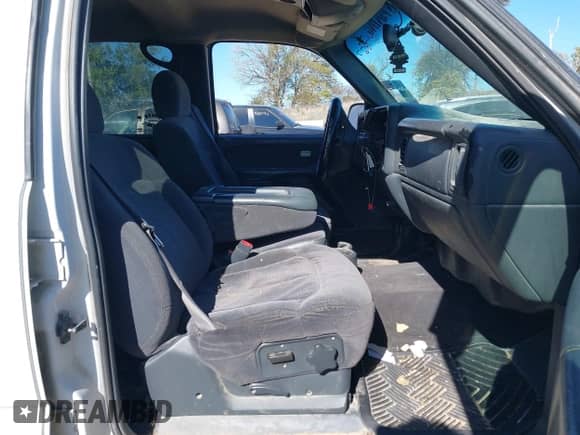 2002 Chevrolet Silverado 2500HD LS z VIN 1GCHK23162F190237, wystawiony jako IAAI lot #43517867 z przebiegiem 272 831 mil mil oraz . Historia ofert i sprzedaży dostępna na DreamBid. Obrazek 5.