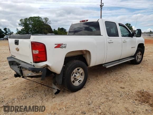 2008 Chevrolet Silverado 2500HD Work Truck with VIN 1GCHK23628F173472, listed as a Copart auction lot 84760475 with 586,592 mi miles and Salvage title. Bid and sale history available at DreamBid. Image 3.