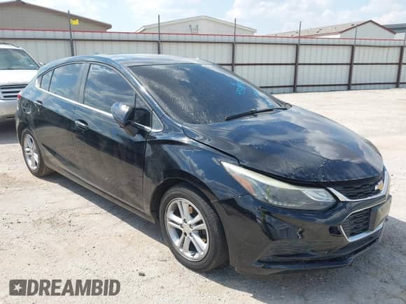 2017 Chevrolet Cruze LT z VIN 3G1BE6SM4HS555625, wystawiony jako IAAI lot #43349157 z przebiegiem 138 113 mil mil oraz . Historia ofert i sprzedaży dostępna na DreamBid. Obrazek 1.