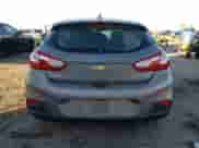 2018 Chevrolet Cruze LT z VIN 3G1BH6SE3JS636492, wystawiony jako Copart lot #80988884 z przebiegiem Nie podano mil oraz Szkoda całkowita • Salvage title. Historia ofert i sprzedaży dostępna na DreamBid. Obrazek 6.