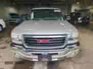2005 GMC Sierra 1500 SLT z VIN 2GTEK19B551275045, wystawiony jako Copart lot #69453525 z przebiegiem 134 540 mil mil oraz Czysty tytuł • Clean title. Historia ofert i sprzedaży dostępna na DreamBid. Obrazek 5.