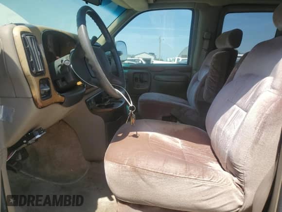 1998 Chevrolet Express Cargo YF7 z VIN 1GBFG15R0W1106782, wystawiony jako Copart lot #68630045 z przebiegiem 145 728 mil mil oraz Szkoda całkowita • Salvage title. Historia ofert i sprzedaży dostępna na DreamBid. Obrazek 7.