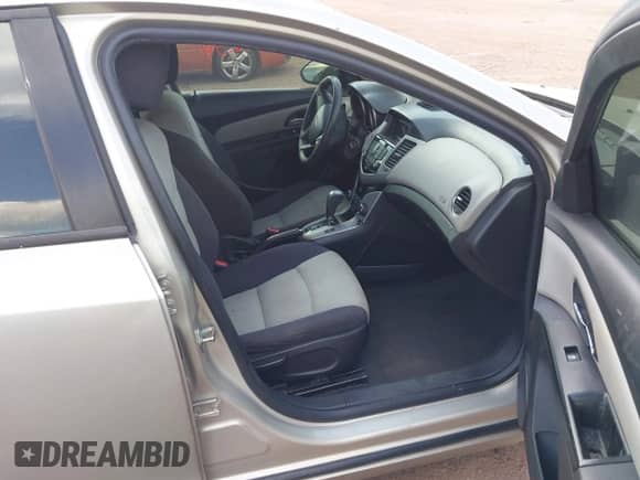 2014 Chevrolet Cruze LS z VIN 1G1PA5SH3E7334994, wystawiony jako IAAI lot #43167254 z przebiegiem 220 378 mil mil oraz . Historia ofert i sprzedaży dostępna na DreamBid. Obrazek 5.