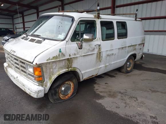 1988 Dodge RAM z VIN 2B4GB13YXJK163722, wystawiony jako IAAI lot #42449689 z przebiegiem 167 293 mil mil oraz . Historia ofert i sprzedaży dostępna na DreamBid. Obrazek 17.