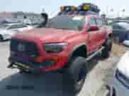 2018 Toyota Tacoma SR5 с VIN 3TMAZ5CN8JM056863, выставлен на аукционе IAAI как лот 42323231 с пробегом 95 270 миль миль и . История ставок и продаж доступна на DreamBid. Изображение 18.