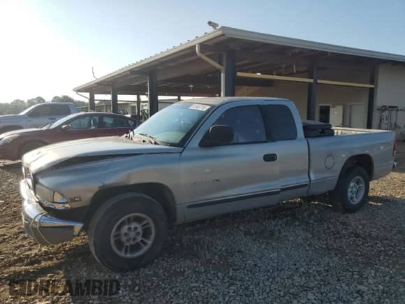 2000 Dodge Dakota z VIN 1B7GL22XXYS620835, wystawiony jako Copart lot #61948715 z przebiegiem 186 850 mil mil oraz Szkoda całkowita • Salvage title. Historia ofert i sprzedaży dostępna na DreamBid. Obrazek 1.