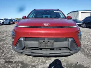 2024 Hyundai Kona SEL с VIN KM8HCCAB6RU104750, выставлен на аукционе Copart как лот 82209495 с пробегом 11 421 миль миль и Списание • Salvage title. История ставок и продаж доступна на DreamBid. Изображение 5.
