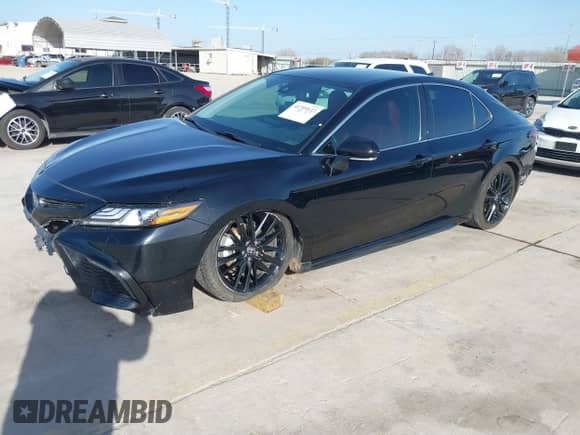 2022 Toyota Camry Hybrid XSE z VIN 4T1K31AK4NU579480, wystawiony jako IAAI lot #41709133 z przebiegiem 66 968 mil mil oraz . Historia ofert i sprzedaży dostępna na DreamBid. Obrazek 20.