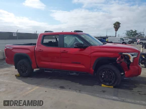 2025 Toyota Tundra SR5 z VIN 5TFWA5DB3SX286467, wystawiony jako IAAI lot #43203208 z przebiegiem Nie podano mil oraz . Historia ofert i sprzedaży dostępna na DreamBid. Obrazek 12.