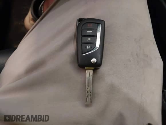 2020 Toyota Camry SE z VIN 4T1G11AK8LU870945, wystawiony jako IAAI lot #42890973 z przebiegiem 134 048 mil mil oraz . Historia ofert i sprzedaży dostępna na DreamBid. Obrazek 11.