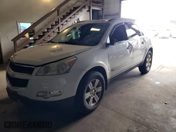 2010 Chevrolet Traverse 1LT z VIN 1GNLRFEDXAS129507, wystawiony jako Copart lot #45428855 z przebiegiem 120 313 mil mil oraz Czysty tytuł • Clean title. Historia ofert i sprzedaży dostępna na DreamBid. Obrazek 1.