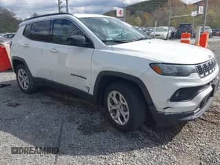 2024 Jeep Compass Latitude z VIN 3C4NJDBN7RT118405, wystawiony jako IAAI lot #43514422 z przebiegiem 50 519 mil mil oraz . Historia ofert i sprzedaży dostępna na DreamBid. Obrazek 1.