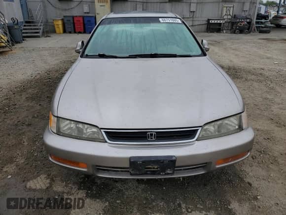 1996 Honda Accord EX z VIN 1HGCE6671TA003110, wystawiony jako Copart lot #60751665 z przebiegiem 129 984 mil mil oraz Czysty tytuł • Clean title. Historia ofert i sprzedaży dostępna na DreamBid. Obrazek 5.
