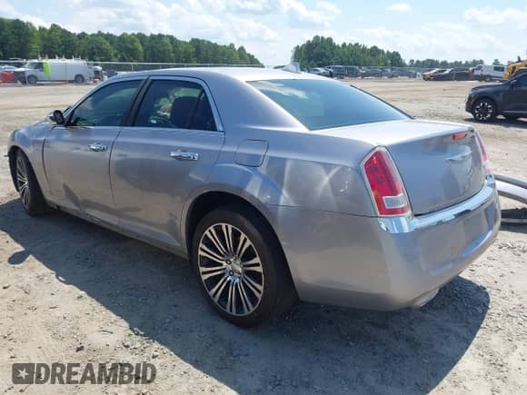 2013 Chrysler 300 S с VIN 2C3CCABG3DH735758, выставлен на аукционе IAAI как лот 43032737 с пробегом 161 275 миль миль и . История ставок и продаж доступна на DreamBid. Изображение 3.