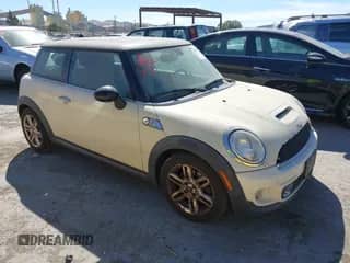 2013 MINI Hardtop S с VIN WMWSV3C50DT389890, выставлен на аукционе IAAI как лот 43153997 с пробегом 132 527 миль миль и . История ставок и продаж доступна на DreamBid. Изображение 1.