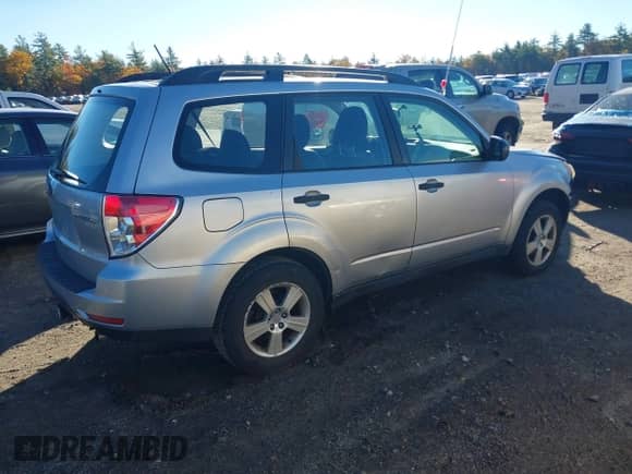 2012 Subaru Forester X z VIN JF2SHABC8CH409577, wystawiony jako IAAI lot #43490487 z przebiegiem 143 372 mil mil oraz . Historia ofert i sprzedaży dostępna na DreamBid. Obrazek 4.