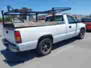 2005 GMC Sierra 1500 Work Truck z VIN 1GTEC14X75Z175455, wystawiony jako IAAI lot #42353284 z przebiegiem 255 724 mil mil oraz . Historia ofert i sprzedaży dostępna na DreamBid. Obrazek 4.