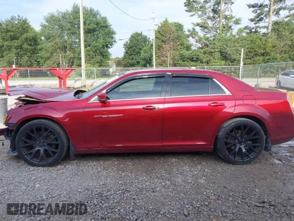 2013 Chrysler 300 S с VIN 2C3CCABT0DH713617, выставлен на аукционе IAAI как лот 42480575 с пробегом 92 754 миль миль и . История ставок и продаж доступна на DreamBid. Изображение 15.