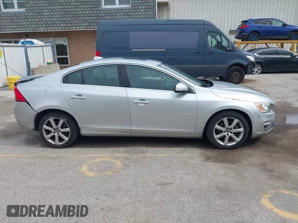 2016 Volvo S60 T5 Drive-E Premier z VIN YV126MFK8G2406947, wystawiony jako IAAI lot #42527322 z przebiegiem 49 795 mil mil oraz . Historia ofert i sprzedaży dostępna na DreamBid. Obrazek 13.