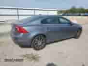 2017 Volvo S60 Inscription Platinum z VIN LYV402TM8HB143000, wystawiony jako Copart lot #80237205 z przebiegiem 72 098 mil mil oraz Szkoda całkowita • Salvage title. Historia ofert i sprzedaży dostępna na DreamBid. Obrazek 3.