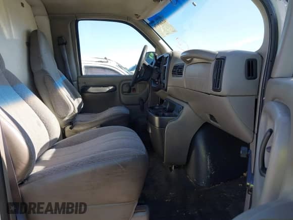 2001 Chevrolet Express z VIN 1GCHG39R011111547, wystawiony jako IAAI lot #42265979 z przebiegiem 297 607 mil mil oraz . Historia ofert i sprzedaży dostępna na DreamBid. Obrazek 5.